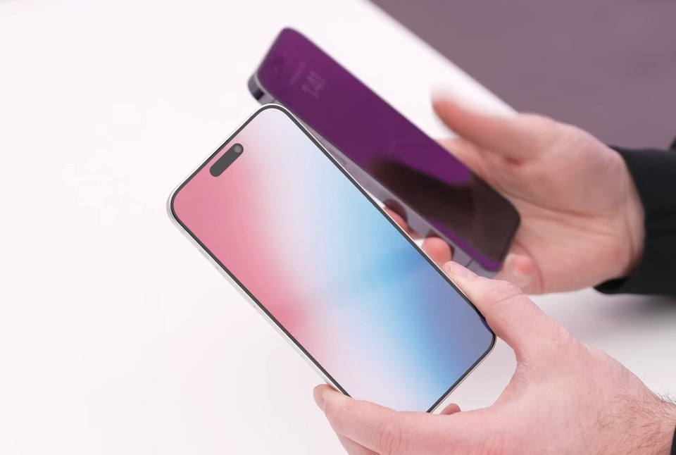 Vì sao nên úp màn hình điện thoại xuống mặt bàn?